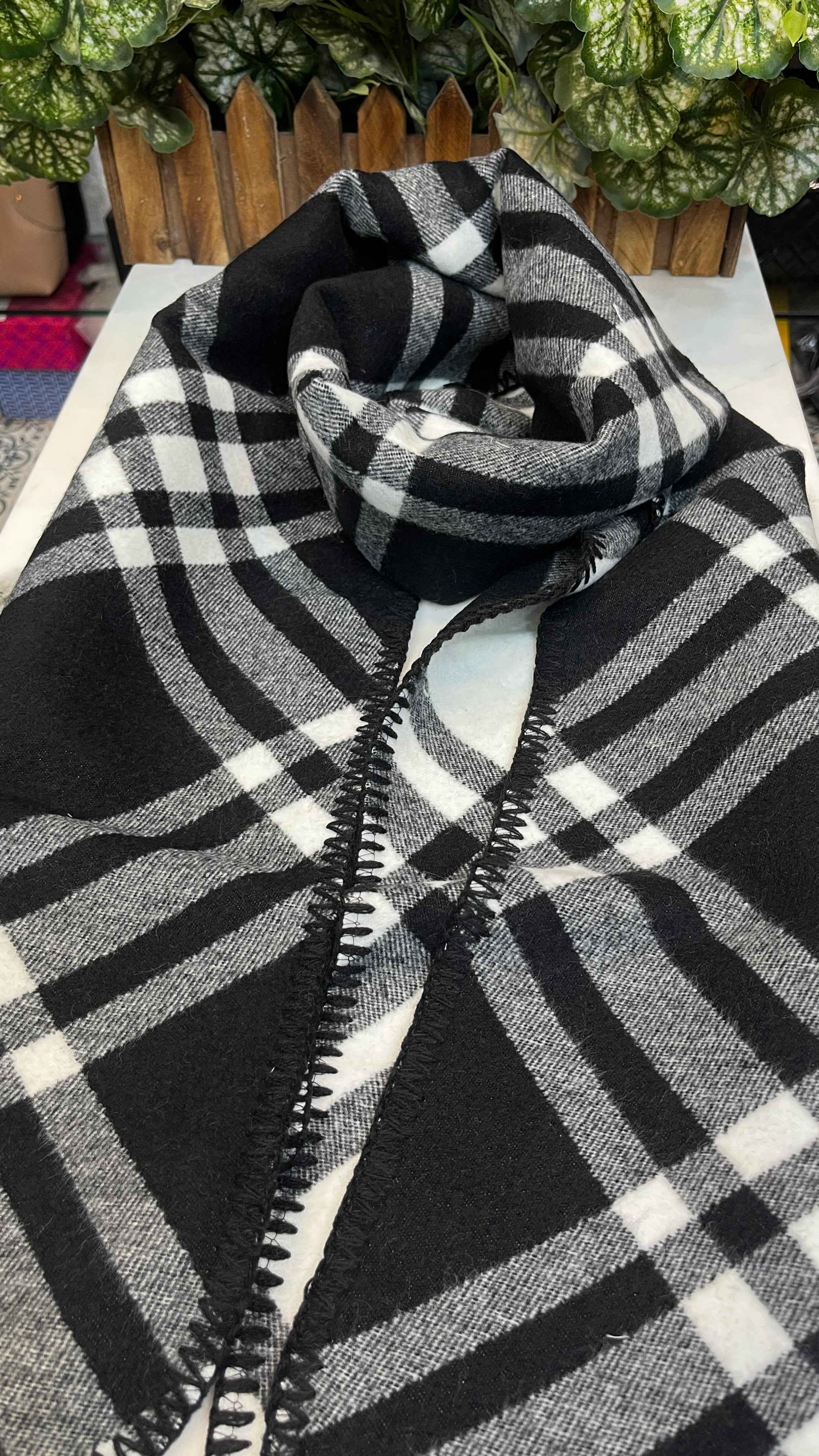 Luxury Burberry fully warm cashmere muffler for unisex