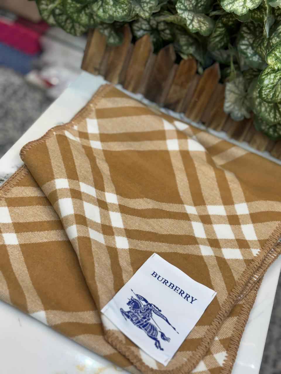 Luxury Burberry fully warm cashmere muffler for unisex