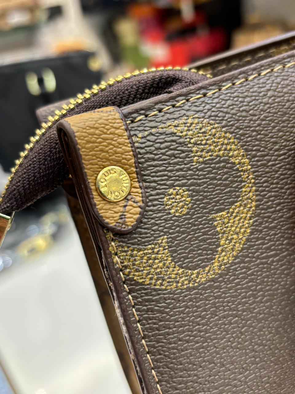 Louis Vuitton Lv on the go tote with coin pouch