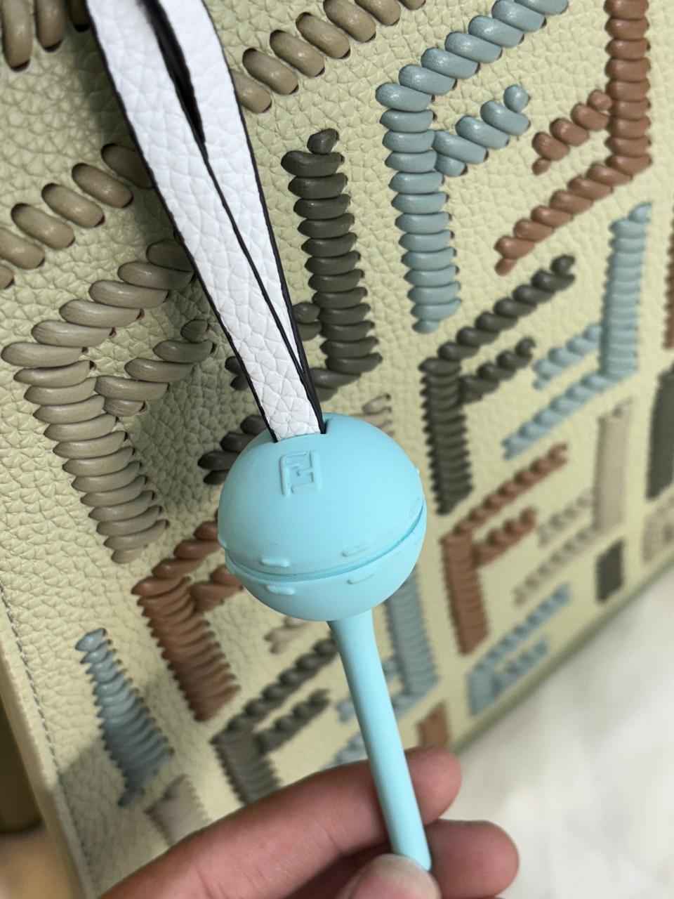 Luxury Fendi peekaboo in genuine leather next to original quality