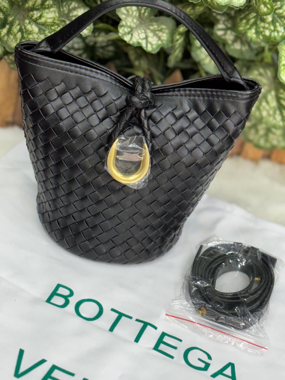Luxury Bottega Veneta Bucket Bag (Made in Italy)