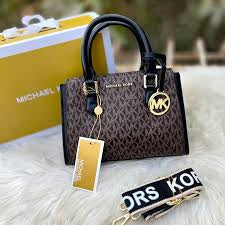 Michael kors bucker bag
