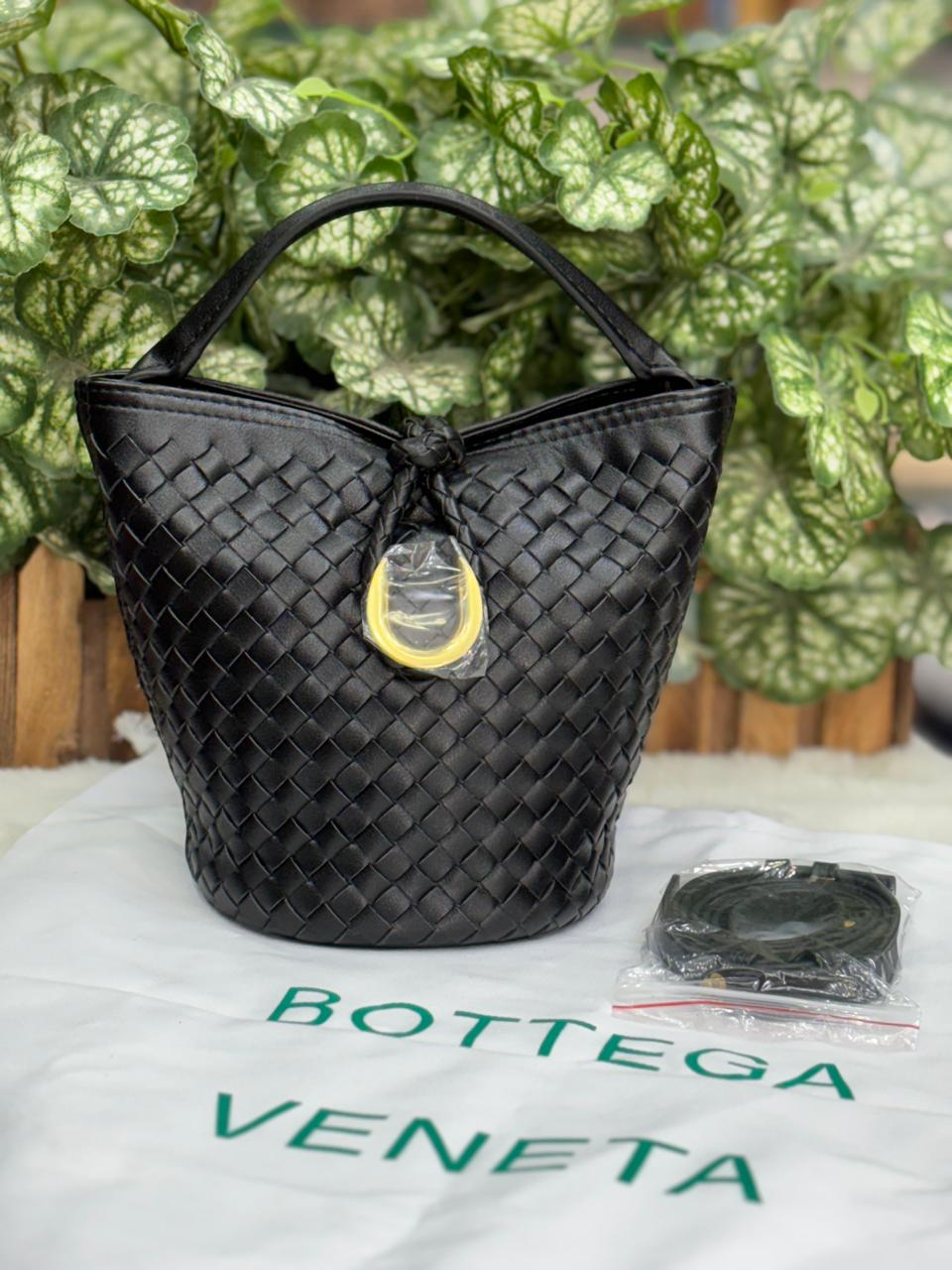 Luxury Bottega Veneta Bucket Bag (Made in Italy)