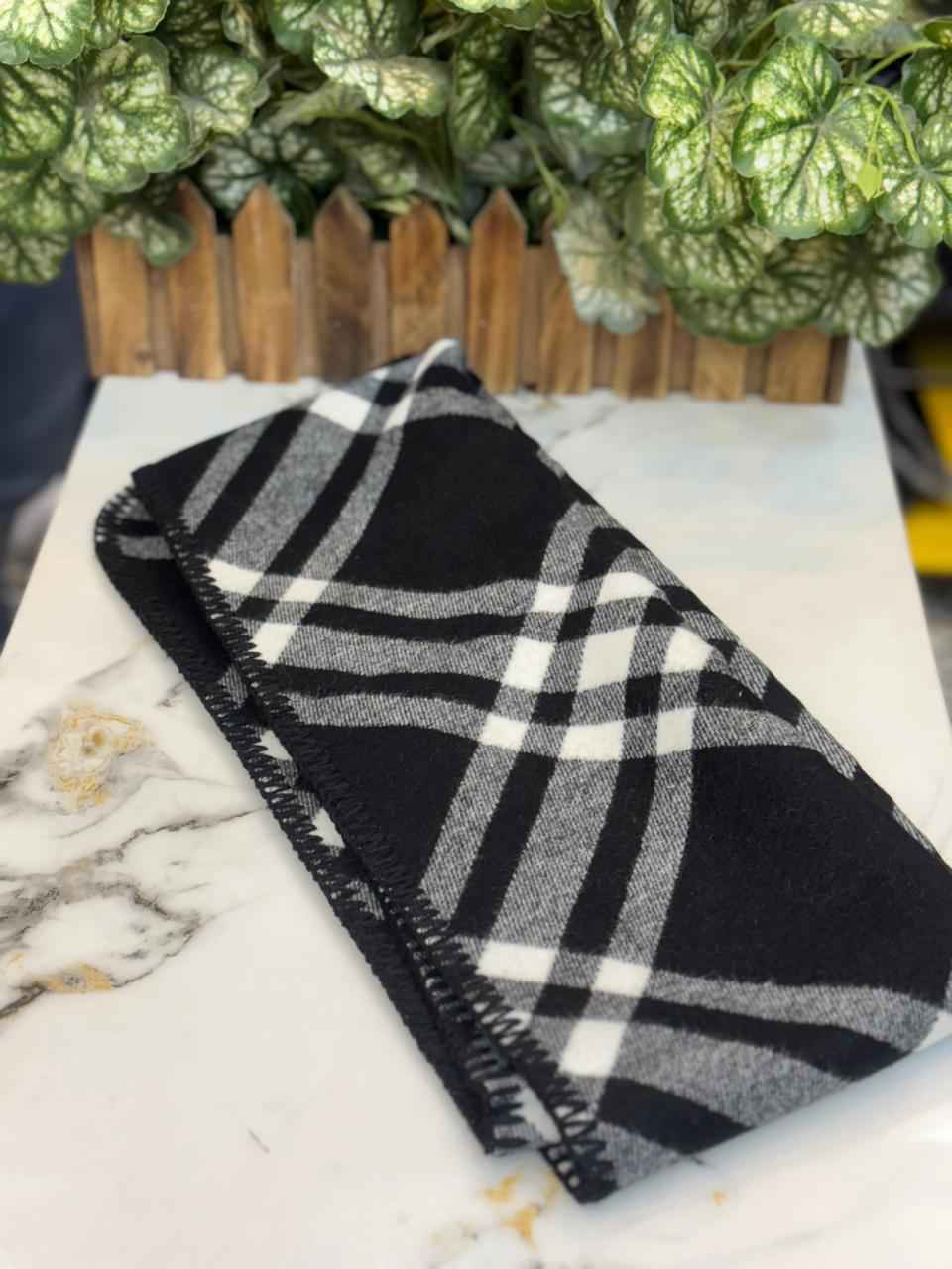 Luxury Burberry fully warm cashmere muffler for unisex