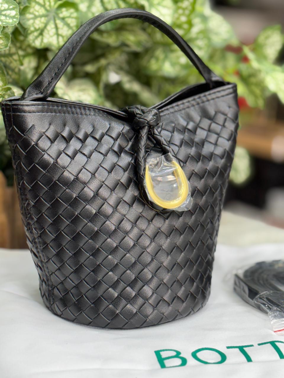 Luxury Bottega Veneta Bucket Bag (Made in Italy)